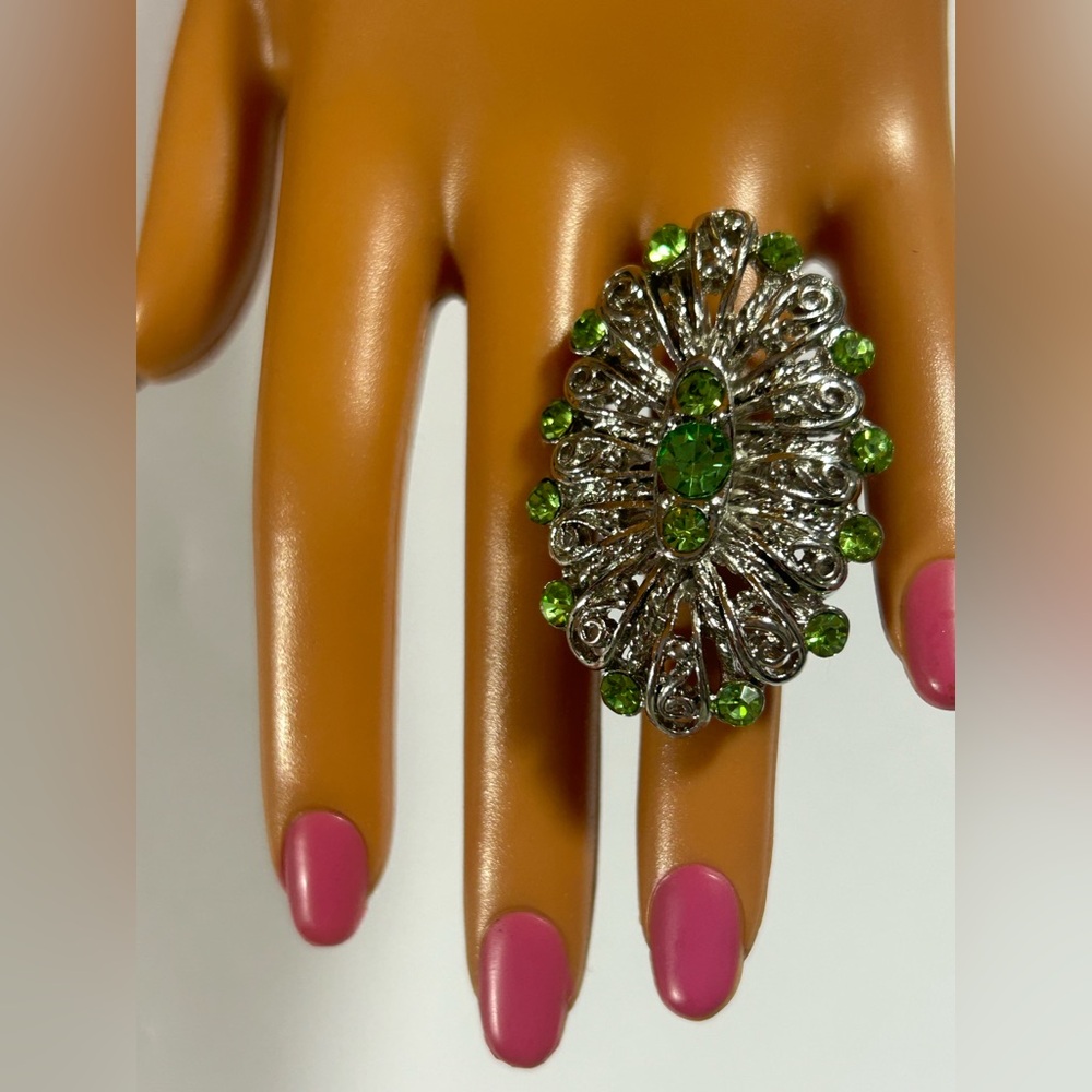 Radiant Emerald Green‎ Crystal Cocktail Ring - Vintage Filigree Design